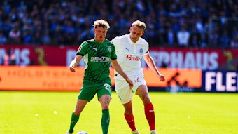 Robin Hack und Timo Becker im Zweikampf.