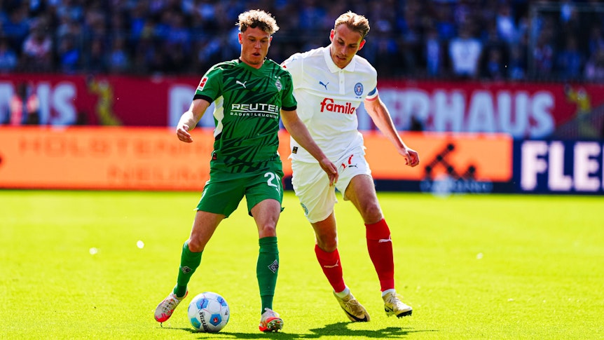 Robin Hack und Timo Becker im Zweikampf.
