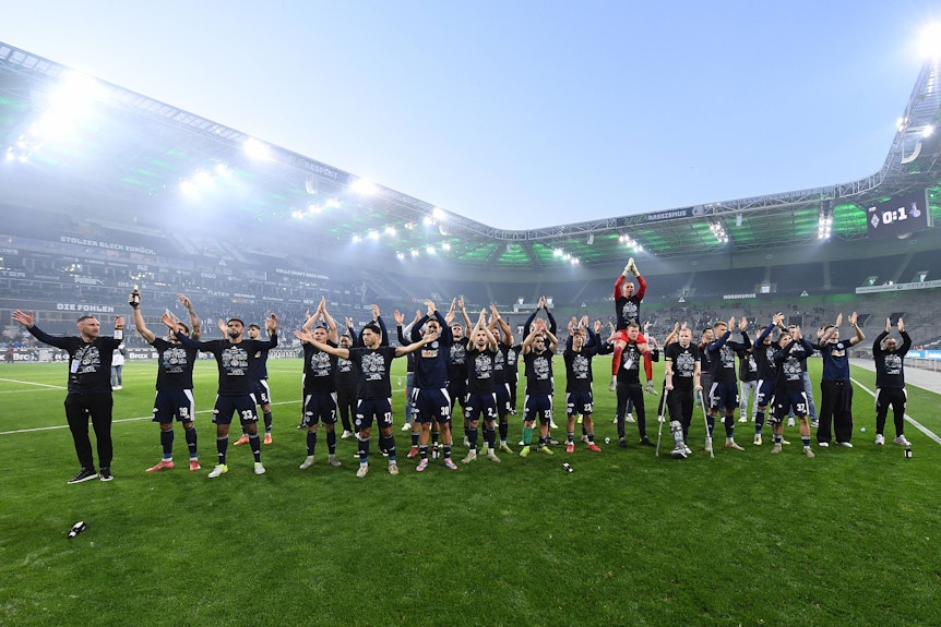 Der MSV Duisburg feiert im Borussia-Park den Aufstieg.