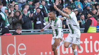 Alassane Plea und Tim Kleindienst jubeln im Borussia-Park.