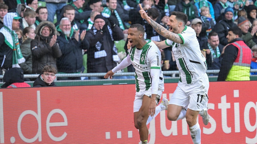 Alassane Plea und Tim Kleindienst jubeln im Borussia-Park.