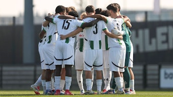 Die U19 von Borussia Mönchengladbach im Mannschaftskreis.