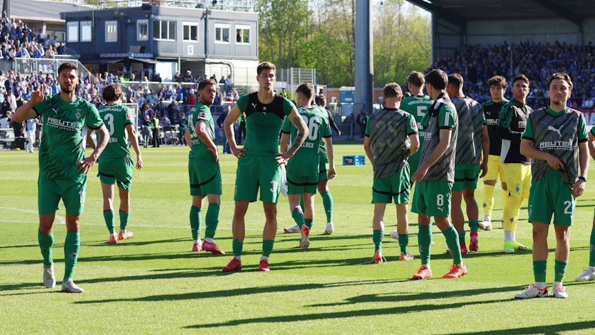 Die Gladbach-Spieler auf dem Feld in Kiel.