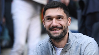 Tim Kleindienst lächelt in privater Kleidung auf der Tribüne.
