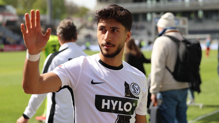 Muhammed Damar winkt nach einem Spiel der SV Elversberg.