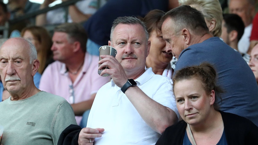 Roland Virkus auf der Tribüne im Stadion von Viktoria Köln.
