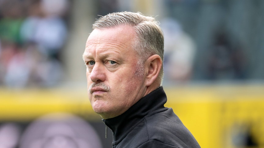 Roland Virkus blickt sich grimmig um.