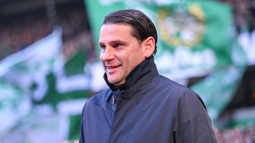 Gerardo Seoane steht zufrieden an der Seitenauslinie in Bremen.