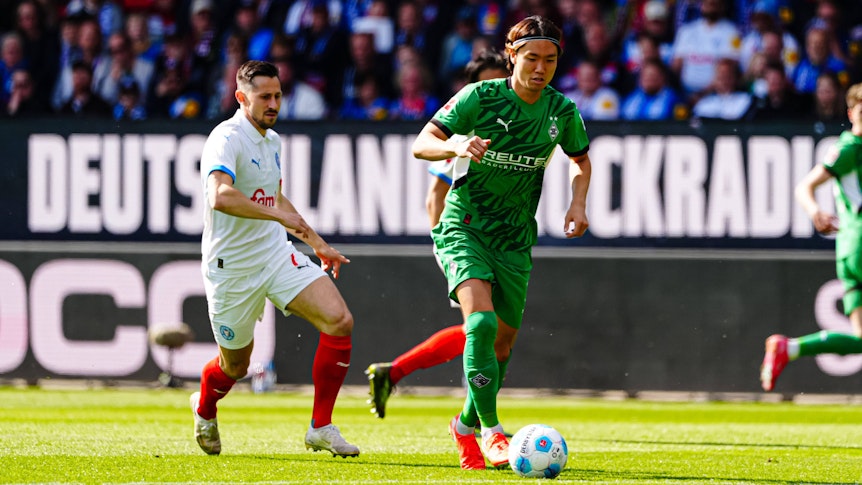 Ko Itakura beim Dribbling.