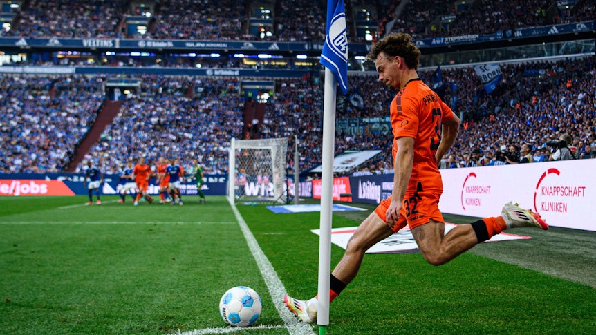 Aaron Zehnter schlägt eine Ecke in der Schalke-Arena.