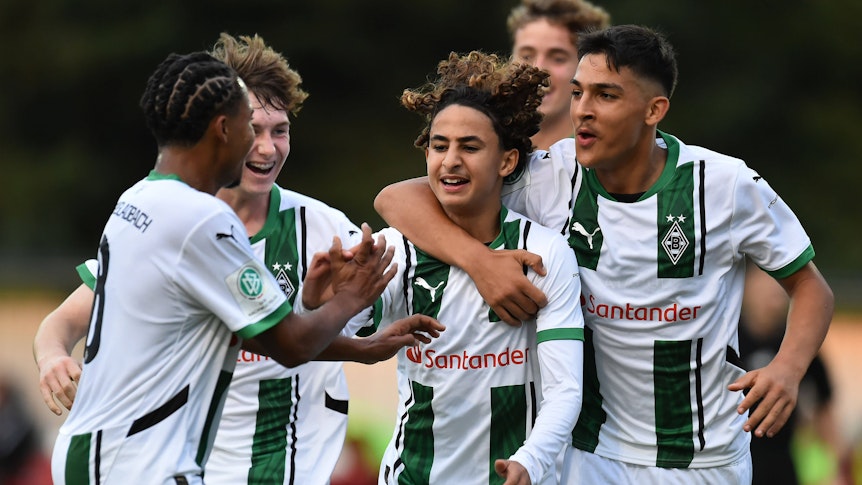 Die Gladbacher U17 beim gemeinsamen Torjubel.