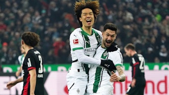 Ko Itakura (links) und Tim Kleindienst (rechts) jubeln gemeinsam.