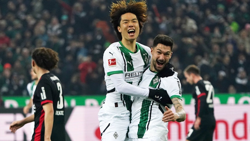 Ko Itakura (links) und Tim Kleindienst (rechts) jubeln gemeinsam.