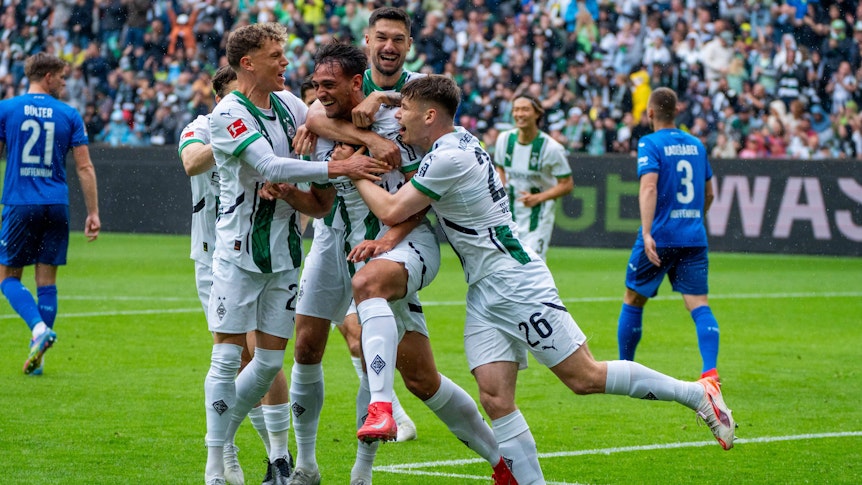 Borussia Mönchengladbach jubelt nach dem 1:0 von Fabian Chiarodia.