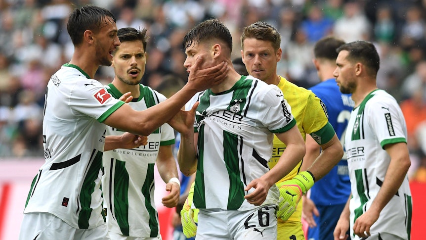 Fabio Chiarodia und Lukas Ullrich von Borussia Mönchengladbach gestikulieren.