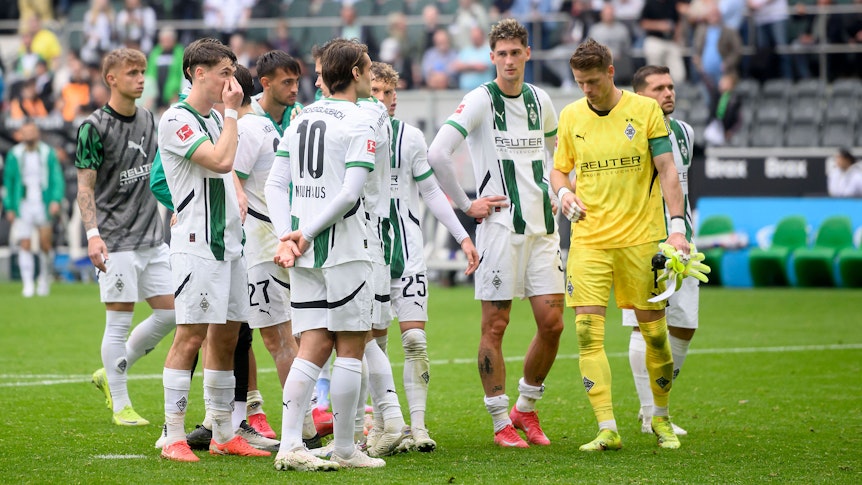 Die geknickten Gladbach-Profis nach dem 4:4 gegen die TSG Hoffenheim am 3. Mai 2025.