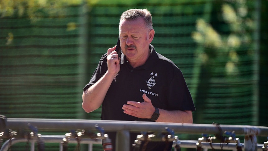 Roland Virkus telefoniert.