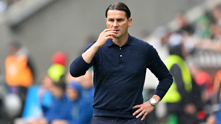 Gerardo Seoane überlegt am Spielfeldrand.