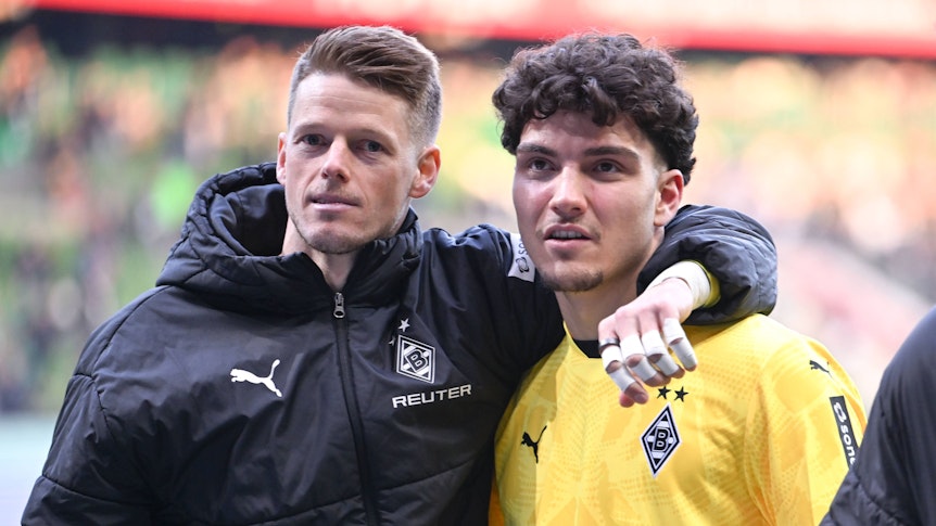Jonas Omlin legt den Arm um Tiago Pereira Cardoso vor der Kurve.