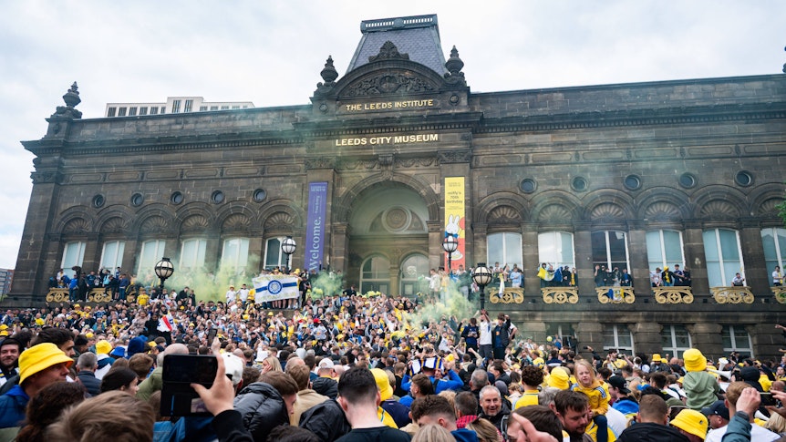 Fans von Leeds United feiern den Aufstieg in die Premier League.