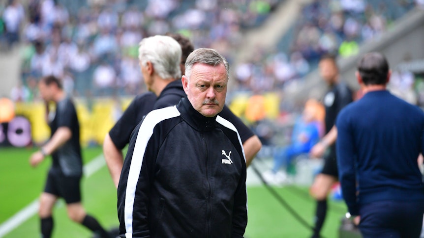 Roland Virkus im Borussia-Park mit ernstem Blick.