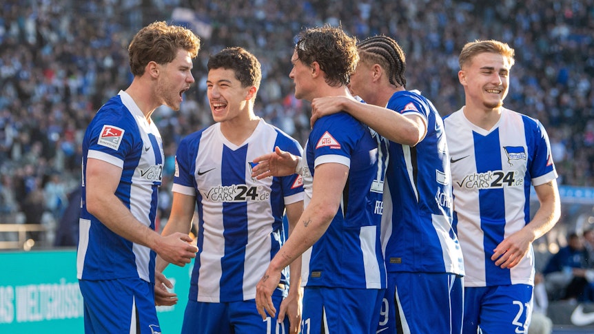 Spieler von Hertha BSC bejubeln einen Treffer.