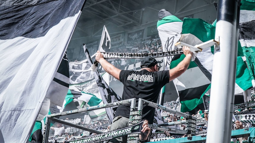Fans von Borussia Mönchengladbach in der Nordkurve.