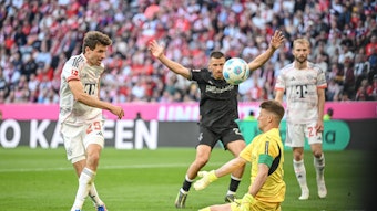 Jonas Omlin hält einen Abschluss von Thomas Müller.