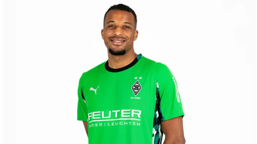 Das neue grüne Auswärtstrikot von Gladbach, getragen von Alassane Plea.