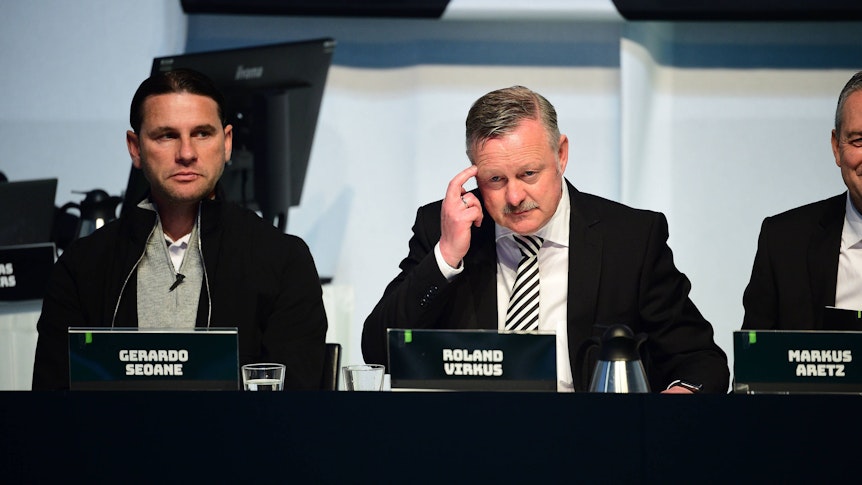 Gerardo Seoane und Roland Virkus auf der Tribüne.