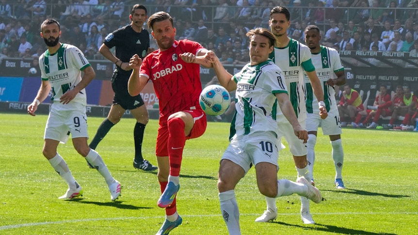 Florian Neuhaus von Borussia Mönchengladbach im Zweikampf mit Freiburgs Lucas Höler.
