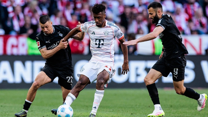 Stefan Lainer und Franck Honorat kämpfen mit Kingsley Coman um den Ball.