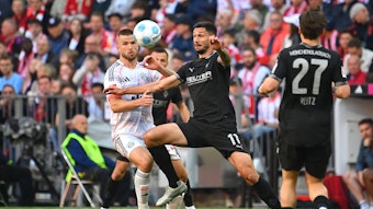Tim Kleindienst im Zweikampf mit Eric Dier.