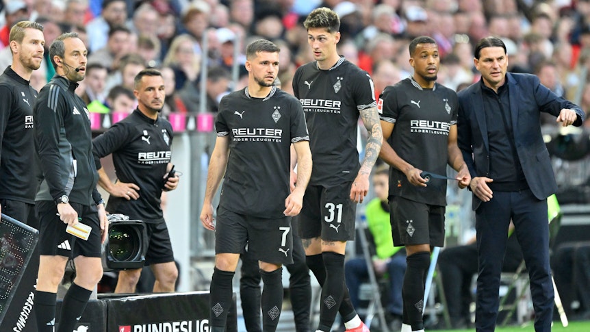 Spieler von Borussia Mönchengladbach werden eingewechselt.