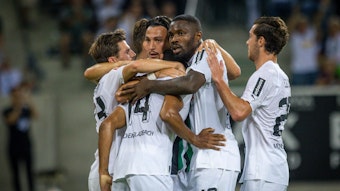 Spieler von Borussia Mönchengladbach bejubeln einen Treffer.