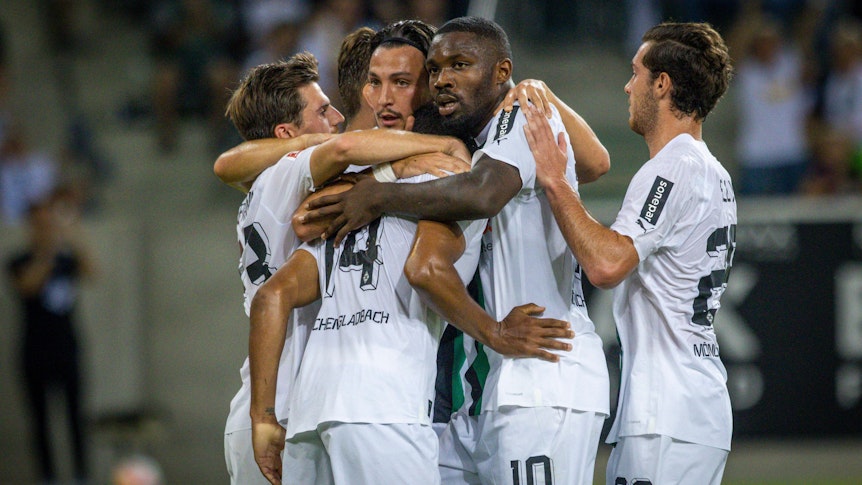 Spieler von Borussia Mönchengladbach bejubeln einen Treffer.