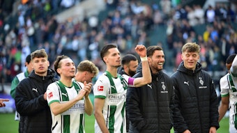 Die Gladbach-Profis feiern vor der Kurve.