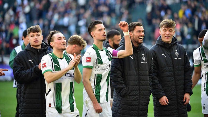 Die Gladbach-Profis feiern vor der Kurve.