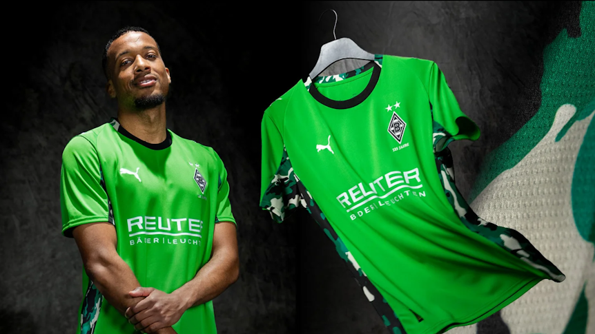 Ein grünes Trikot, getragen von Alassane Plea.