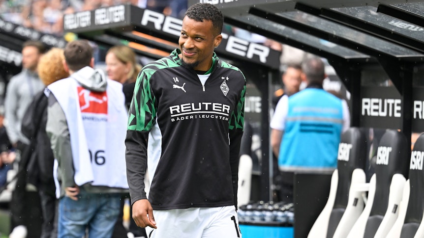 Alassane Plea vor der Borussia-Bank in Trainingsklamotte.