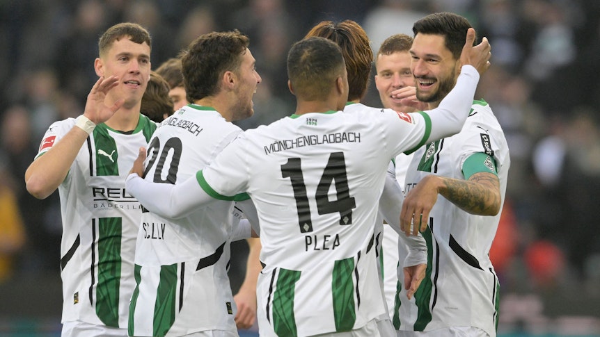 Die Gladbach-Spieler jubeln gemeinsam im Heimtrikot.