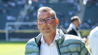 Uwe Kamps am Seitenrand.