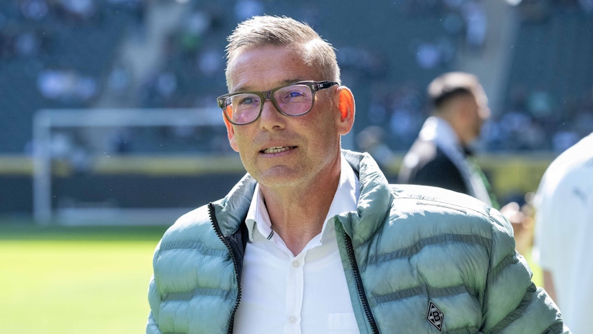Uwe Kamps am Seitenrand.