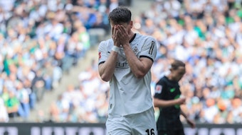 Philipp Sander schlägt sich die Hände vor das Gesicht.