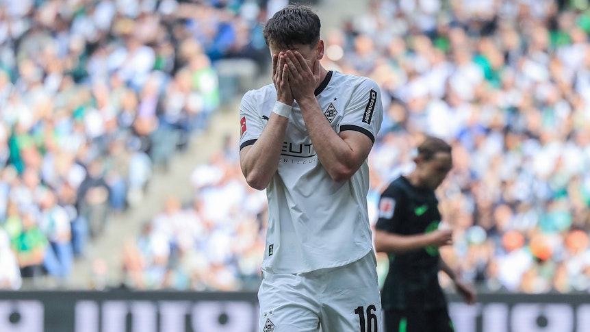 Philipp Sander schlägt sich die Hände vor das Gesicht.