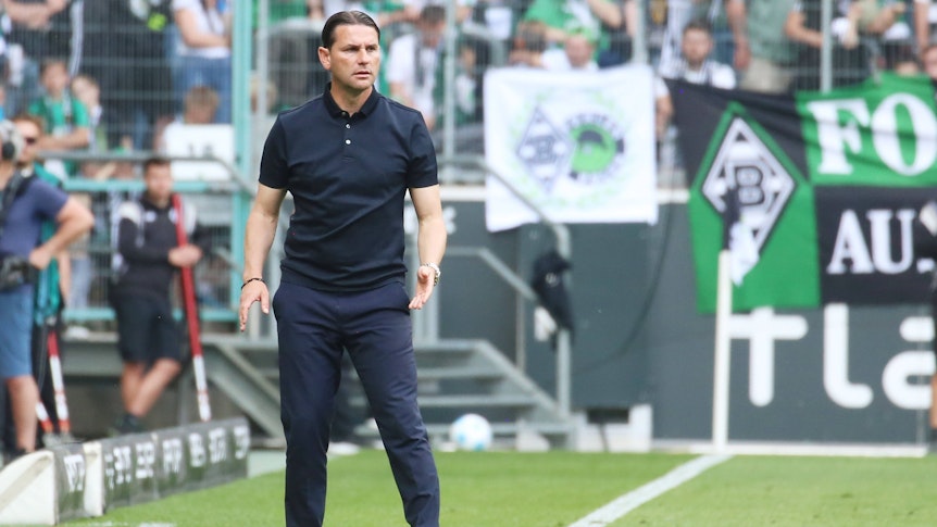 Gerardo Seoane am Seitenrand.