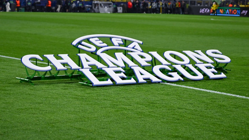 Ein Aufsteller der Champions League auf dem Rasen.
