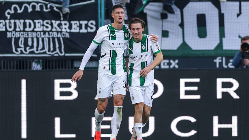 Tomas Cvancara und Rocco Reitz feiern zusammen.