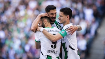 Tim Kleindienst, Franck Honorat und Julian Weigl umarmen sich.