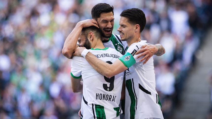 Tim Kleindienst, Franck Honorat und Julian Weigl umarmen sich.